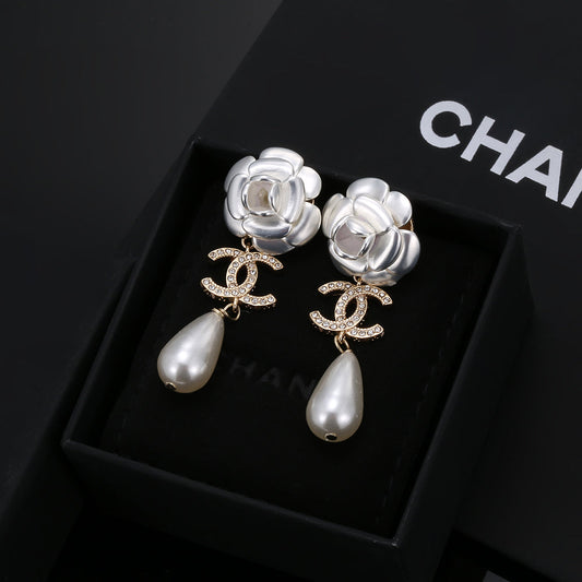Chanel Flower Pearl 18K Gold Earrings
